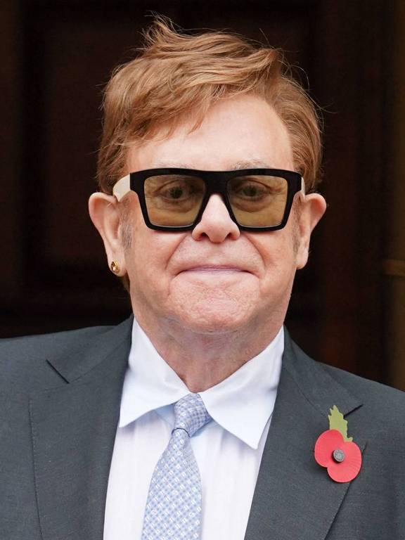 O astro britânico do pop Elton John, 74, adiou no dia 25 de janeiro duas apresentações nos Estados Unidos, que fazem parte de uma longa turnê de despedida. A decisão foi tomada depois que ele recebeu diagnóstico positivo para a Covid-19