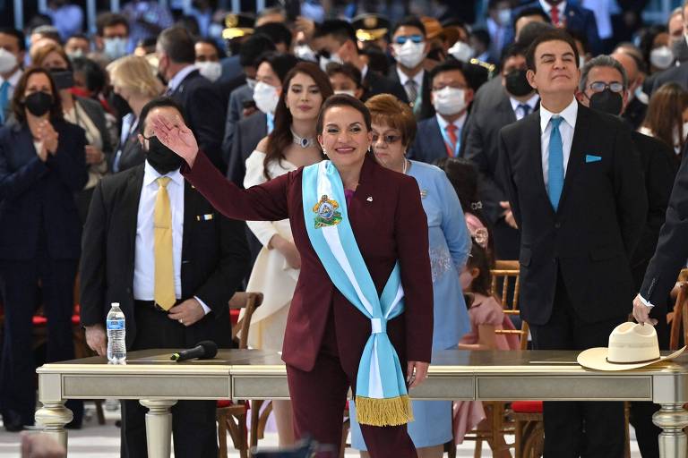 Presidente eleita de Honduras, Xiomara Castro, acena após tomar posse, em Tegucigalpa

