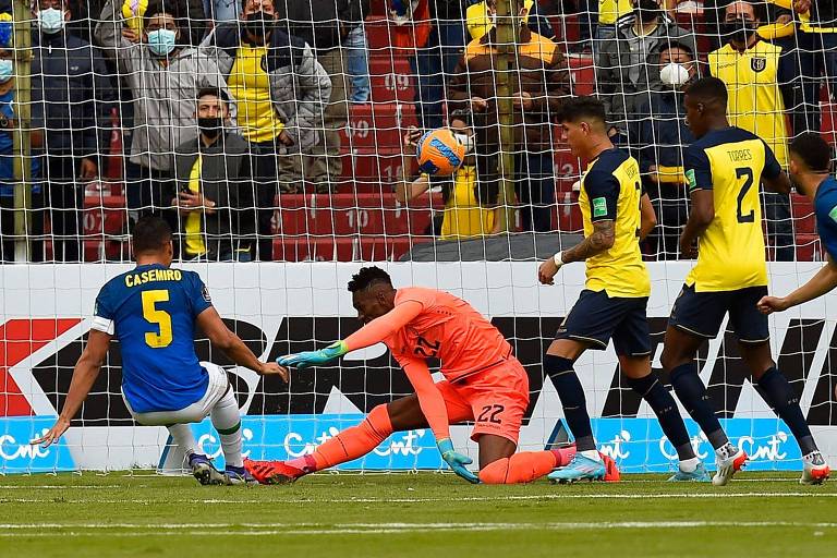 Casemiro se joga na direção da bola para marcar o gol do Brasil contra o Equador