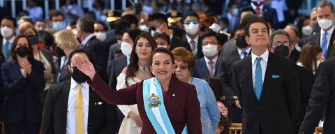 Honduran president-elect Xiomara Castro waves after swearing in during her inauguration ceremony, in Tegucigalpa, on January 27, 2022. - Honduras president-elect Xiomara Castro swore in as the country's first woman president on Thursday, as confusion reigns over who will be head of congress during her four-year term. (Photo by Luis Acosta / AFP)