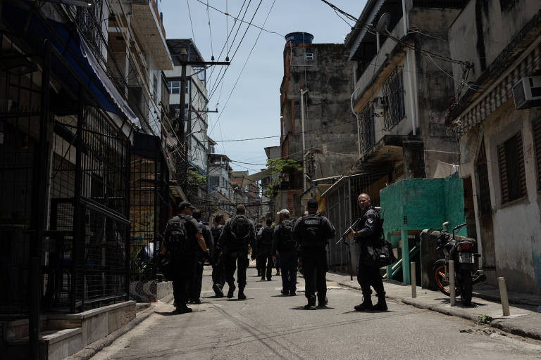 Policias fazem ronda na Favela do Jacarezinho, zona norte do Rio de Janeiro, no programa Cidade Integrada