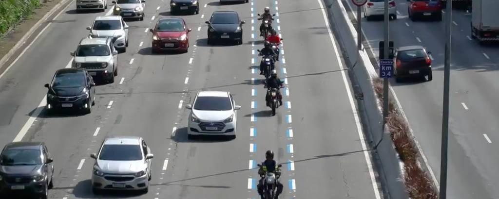 Em operação na avenida 23 de Maio, o projeto piloto da Faixa Azul tem o objetivo de organizar o espaço compartilhado entre os automóveis e as motocicletas