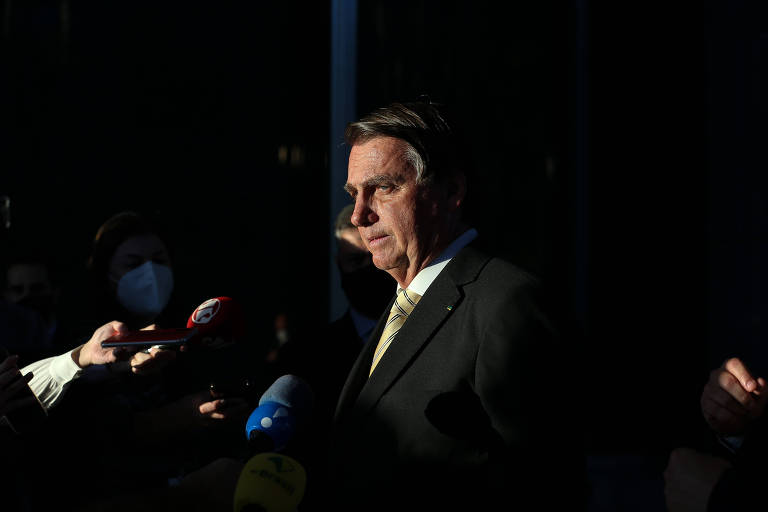 O presidente Jair Bolsonaro fala com a imprensa após reunião no prédio do STF