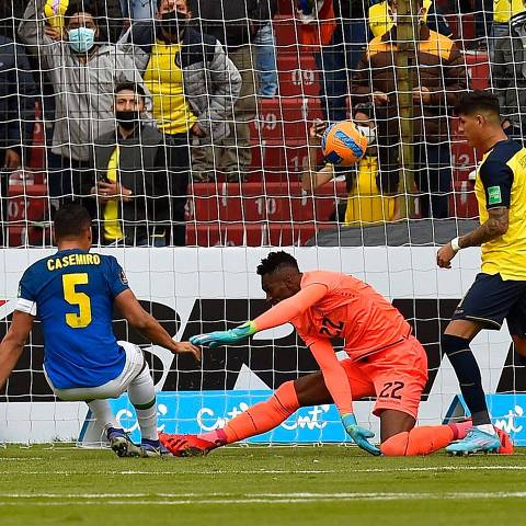 Brazil's Casemiro (L) shoots to score a goal against Ecuador during the South American qualification football match for the FIFA World Cup Qatar 2022 at the Rodrigo Paz Delgado Stadium in Quito on January 27, 2022. (Photo by Rodrigo BUENDIA / POOL / AFP)