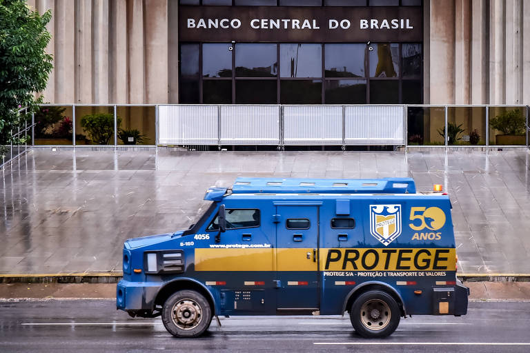 Carro-forte diante da sede do Banco Central do Brasil, em Brasília (DF)