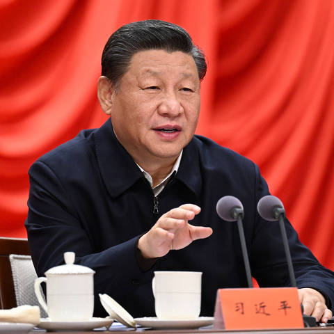 (220111) -- BEIJING, 11 enero, 2022 (Xinhua) -- El presidente chino, Xi Jinping, también secretario general del Comité Central del Partido Comunista de China (PCCh), y presidente de la Comisión Militar Central, habla en el acto inaugural de una sesión de estudio en la Escuela del Partido del Comité Central del PCCh, en la que participaron funcionarios a niveles provincial y ministerial, el 11 de enero de 2022. La sesión tuvo como objetivo avanzar en el aprendizaje y la comprensión de la resolución adoptada en la sexta sesión plenaria del XIX Comité Central del PCCh. (Xinhua/Li Xueren) (ah) (vf)