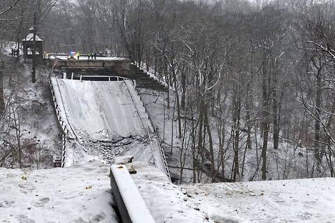 This image courtesy of  Pittsburgh Public Safety shows a collapsed bridge in Pittsburgh, Pennsylvania, on January 28, 2022. - The snow-covered bridge collapsed Friday morning, Pittsburgh Public Safety said in a tweet. No fatalities have been reported, Pittsburgh Mayor Ed Gainey said in a news conference at the scene. The collapse comes hours before US President Joe Biden was expected to visit the city to discuss infrastructure, jobs, and the suply chain. (Photo by Pittsburgh Public Safety / AFP) / RESTRICTED TO EDITORIAL USE - MANDATORY CREDIT 