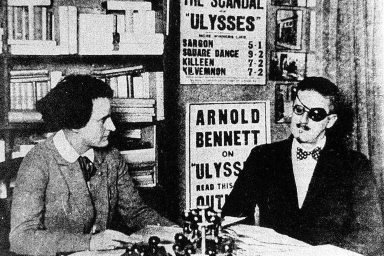 Sylvia Beach, que editou "Ulisses", e o escritor James Joyce na livraria Shakespeare and Company, em Paris.