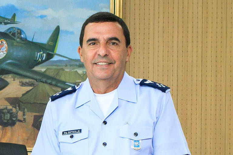 O comandante da Força Aérea Brasileira, brigadeiro Carlos de Almeida Baptista Junior, em seu gabinete em Brasília