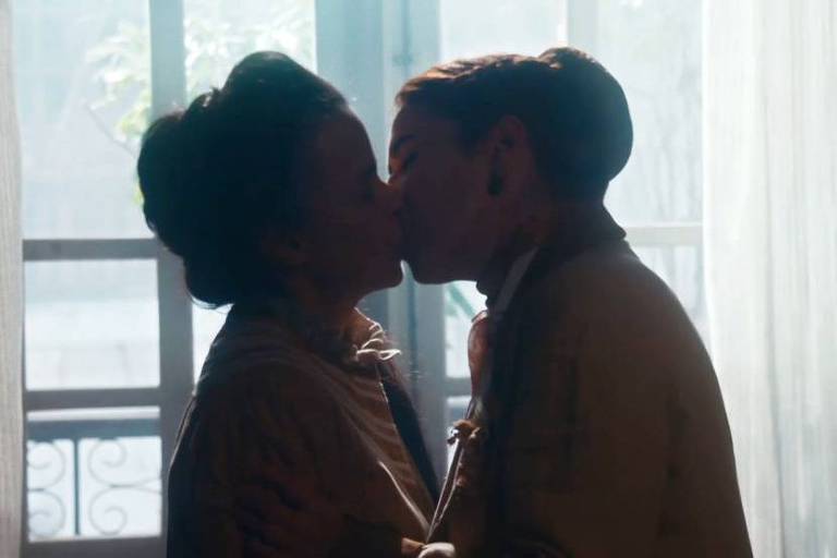 Clemência (Dani Barros) e Vitória (Maria Clara Gueiros) se beijam em 'Nos Tempos do Imperador'
