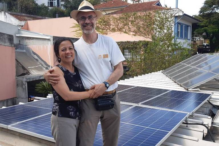 Meu amigo José Euclides, gestor de fundos quantitativos da Quasar, e sua esposa felizes com seu painel solar.