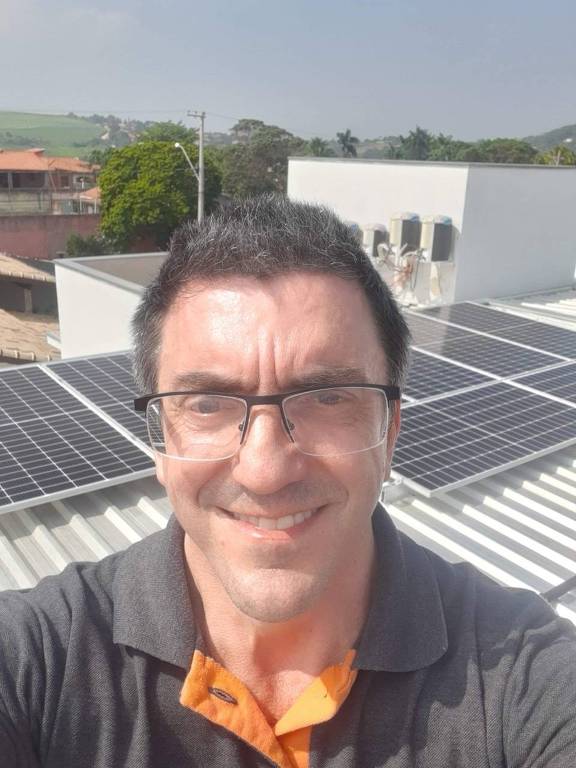Adriano Montanhole e sua usina solar de geração de energia.