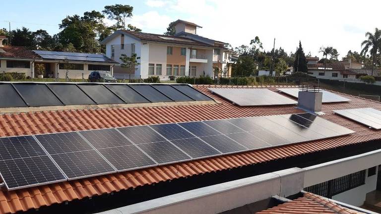 Painéis solares estão se tornando mais comuns dentre brasileiros que procuram como economizar na conta de energia elétrica.