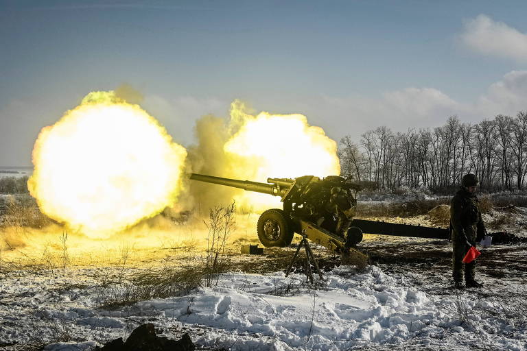 Militar russo dispara um morteiro durante exercício em Kuzminski, na Rússia
