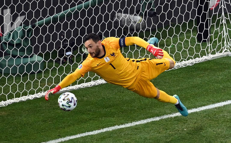 10) Segundo o CIES Observatory, Lloris atuou durante 5.880 minutos em 64 jogos por Tottenham e França.