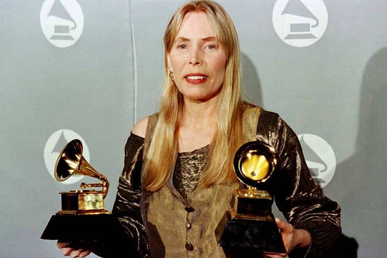 A cantora Joni Mitchell durante a premiação do Grammy Awards, em 1996. Na ocasião ela venceu dois prêmios pelo álbum "Turbulent Indigo"