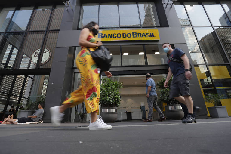Pessoas passam por agência do Banco do Brasil na região da Avenida Paulista, em São Paulo