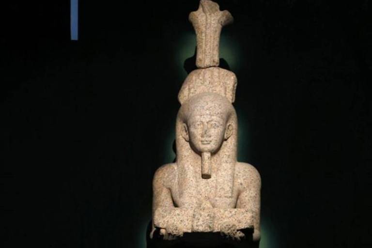 Uma estátua de granito do deus egípcio Hapi, que personificava a inundação anual do Rio Nilo, foi recuperada em 2001