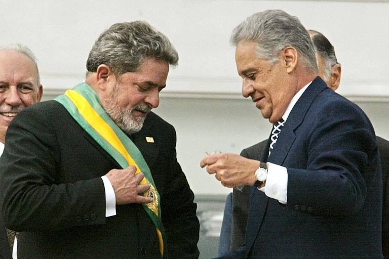 Lula arruma a faixa presidencial entregue pelo ex-presidente Fernando Henrique Cardoso 
