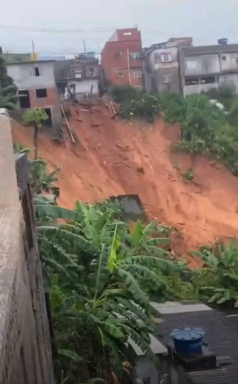 Deslizamento de terra mata família de três pessoas em Caratinga