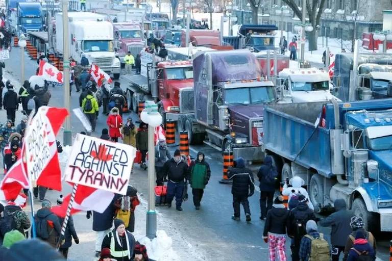Caminhoneiros causam caos em Ottawa após 2° dia de protestos contra o passaporte de vacina 