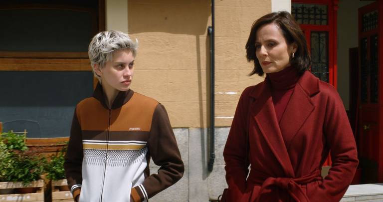 Milena Smit e Aitana Sánchez-Gijón em cena do filme "Mães Paralelas", de Pedro Almodóvar