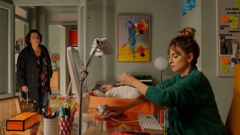 Julieta Serrano e Penélope Cruz em cena do filme "Mães Paralelas", de Pedro Almodóvar