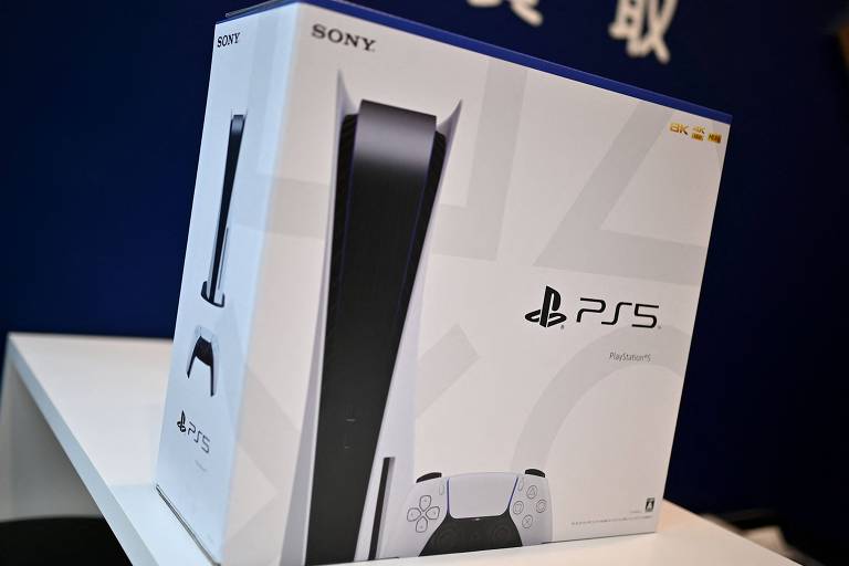 Caixa de videogame PS5, branca com detalhes em preto