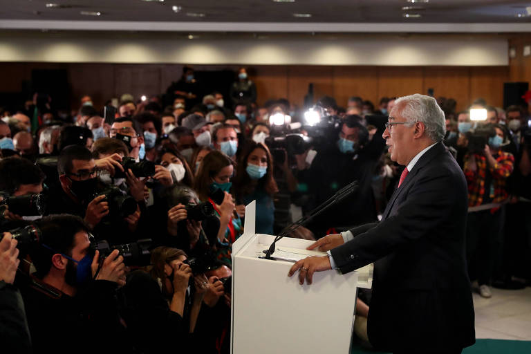 O premiê português, António Costa, fala a jornalistas após a confirmação da vitória do Partido Socialista