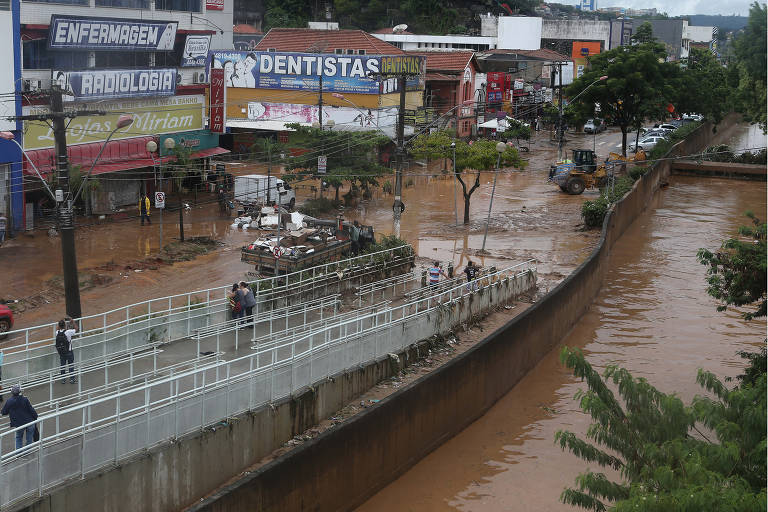 Chuva forte deixa prejuízo e alagamento em Franco da Rocha