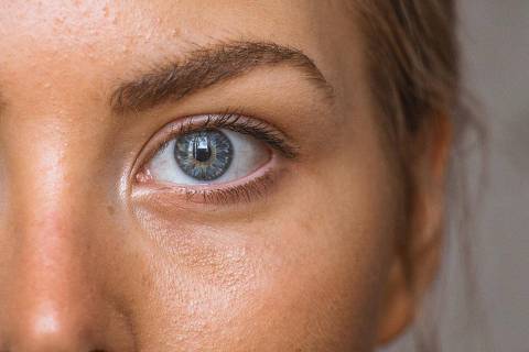 O que causa tremor nos olhos?