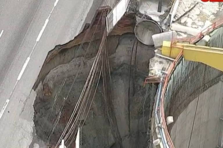 Cratera de abre em asfalto em obra da linha-6 Laranja do Metrô 