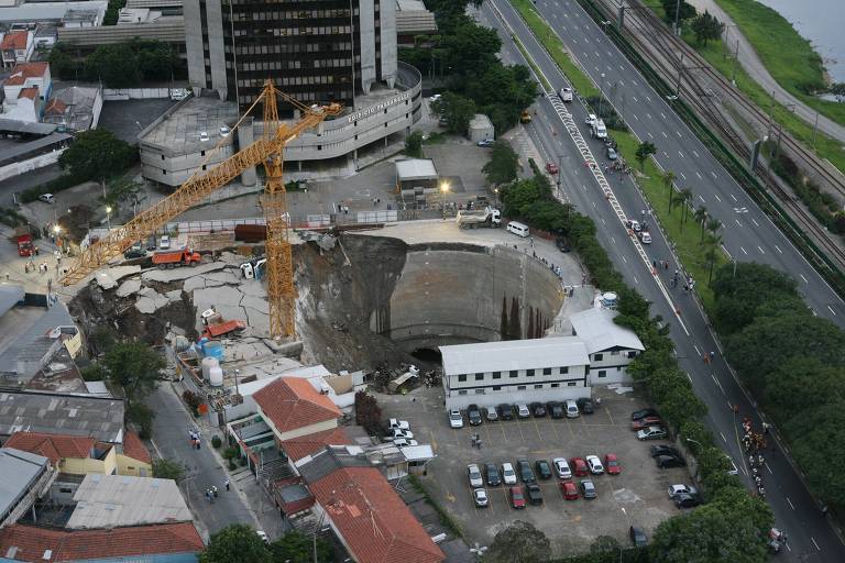 Vista aérea mostra cratera que se abriu após desabamento das obras da linha 4-Amarela do metrô, em Pinheiros - 12/01/2007 