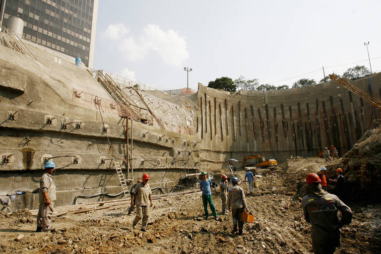 Obras de escavação nos escombros da cratera que foi aberta na linha 4-Amarela do metrô

