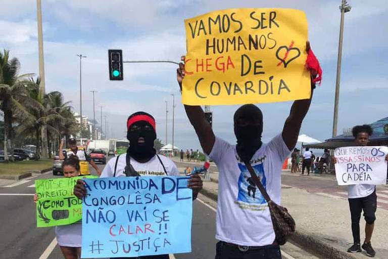 Parentes e amigos fazem protesto em frente ao quiosque onde Moïse foi espancado e morto, no Rio de Janeiro