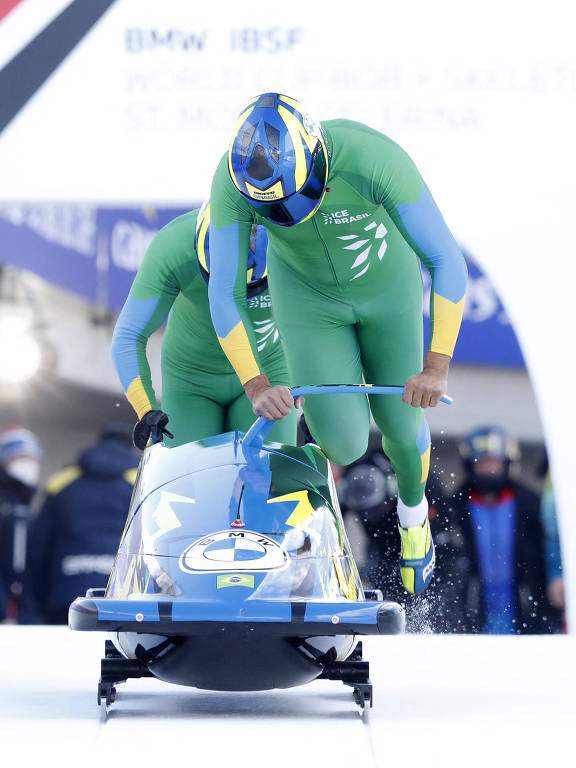 Atletas brasileiros entram no trenó no início da pista de gelo