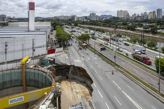 Buraco abre na Marginal Tiete (sentido Ayrton Senna, proximo ponte do Piqueri) provocado por obra do metro na linha laranaja do Metro