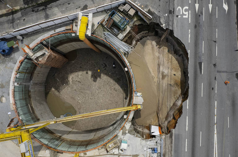 Asfalto cede e abre cratera ao lado de obra do Metrô em SP