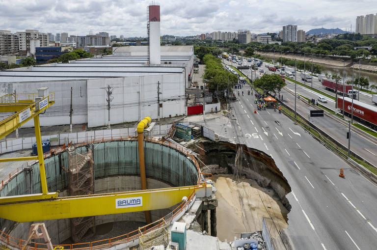 O cruzamento entre o tatuzão e a galeria de esgoto na marginal Tietê, em São Paulo, deveria estar presente na análise de risco da construção da linha 6-laranja, com uma solução adequada para evitar o rompimento ocorrido, dizem especialistas