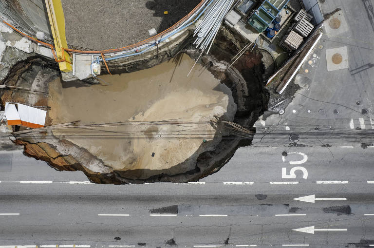 Cratera formada após rompimento de tubulação de esgoto em obra da linha 6-laranja do metrô, na marginal Tietê