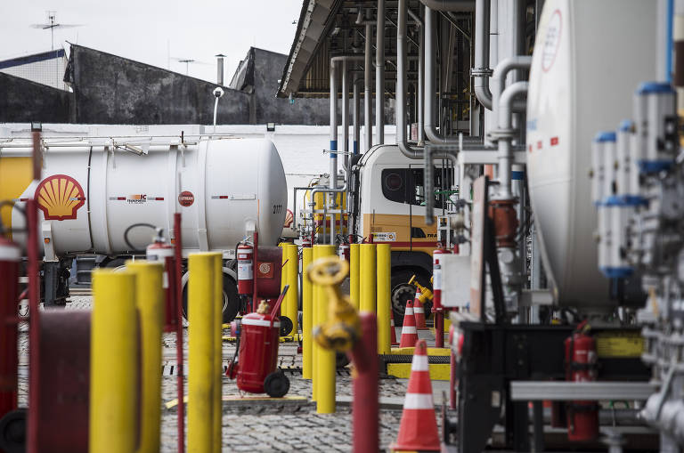 O segundo componente é a distribuição e revenda, que custeia o armazenamento e o transporte dos combustíveis, além dos serviços prestados pelos postos