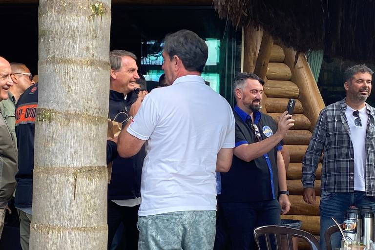 Jair e Carlos Bolsonaro aproveitam manhã de domingo para passear de moto por Brasília, com aliados; eles pararam em um restaurante e cervejaria a cerca de 60 quilômetros do Palácio da Alvorada, onde ficaram por cerca de meia hora 