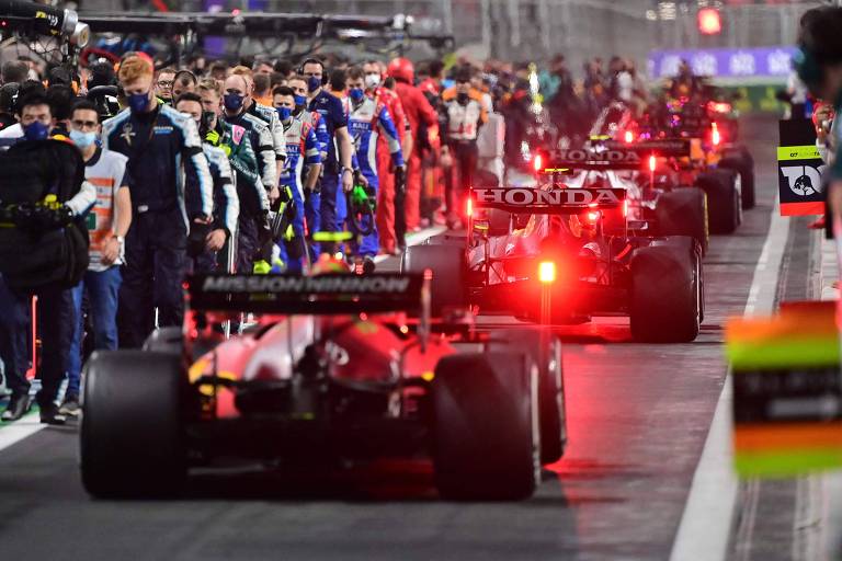 Pit lane do circuito da Arábia Saudita durante GP de F1 de 2021