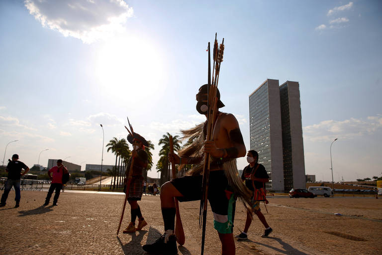 Indígenas de diversas etnias fazem ato contra a tese do marco temporal, em Brasília