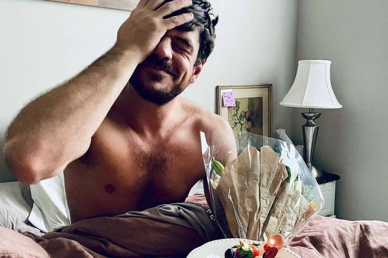 Marco Pigossi completa 33 anos e recebe surpresa na cama do namorado
