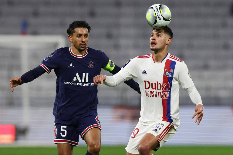 Observado por Marquinhos, do PSG, Bruno Guimarães, então no Lyon, tenta controlar a bola com a cabeça