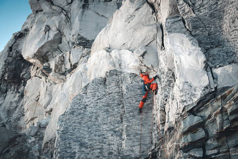 O montanhista alemão durante a subida em uma seção rochosa do Everest