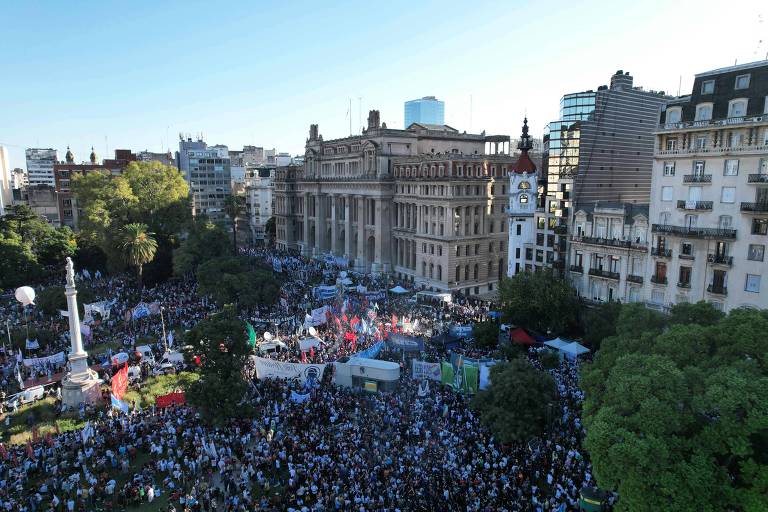 Argentinos protestam por reforma no Judiciário do país em frente ao Palácio da Justiça, em Buenos Aires