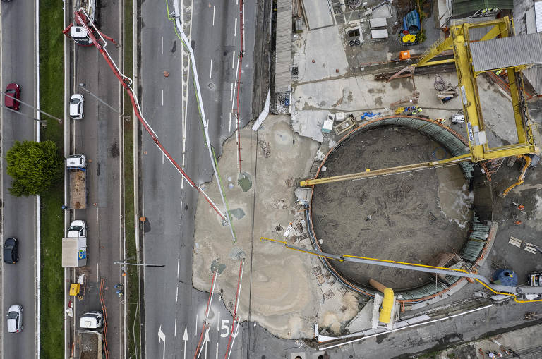 Imagem aérea mostra obra pra concretagem da cratera aberta em obra de linha-6 laranja do metrô na marginal Pinheiros, na zona oeste de São Paulo