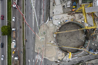Cratera aberta ao lado de obra do metro na Marginal  Tiete (Proximo a ponte do Piqueri) recebe concreto despejado por tubos dos caminhoes
